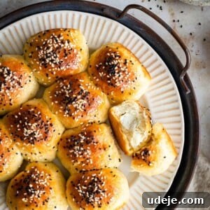 Cheesy Honeycomb Pull-Apart Bread 8 Finished Honeycomb Bread, garnished with nigella seeds and ready to serve.