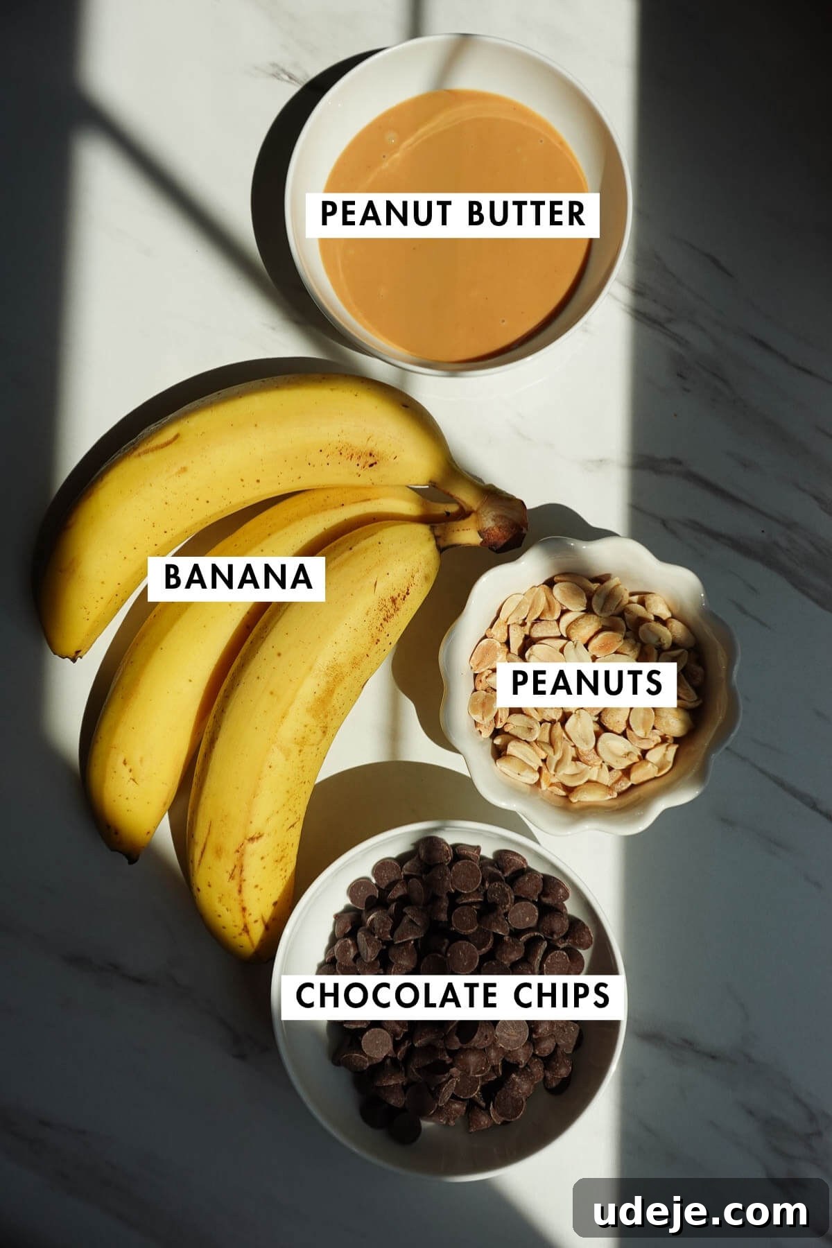 Snickers-Stuffed Frozen Banana Pops 5 Ingredients: bananas, peanut butter, peanuts, chocolate